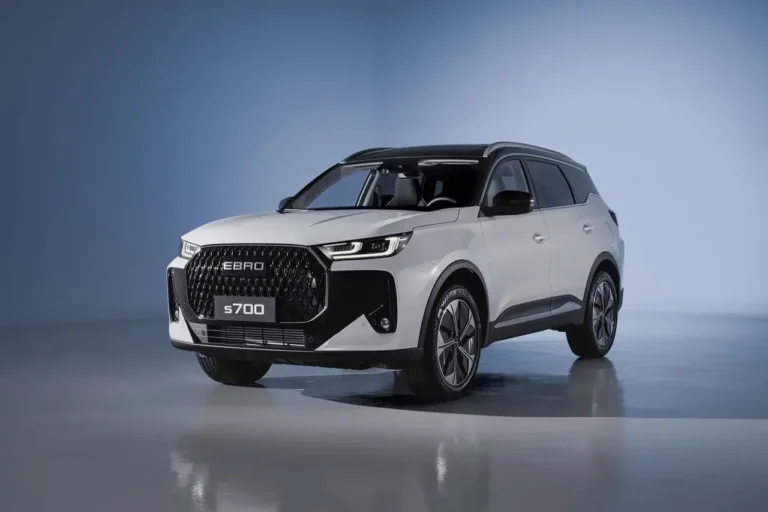 CHERY Tiggo 7 Pro / EBRO s700 SUV in a modern high-tech city setting for Spain buyer guide